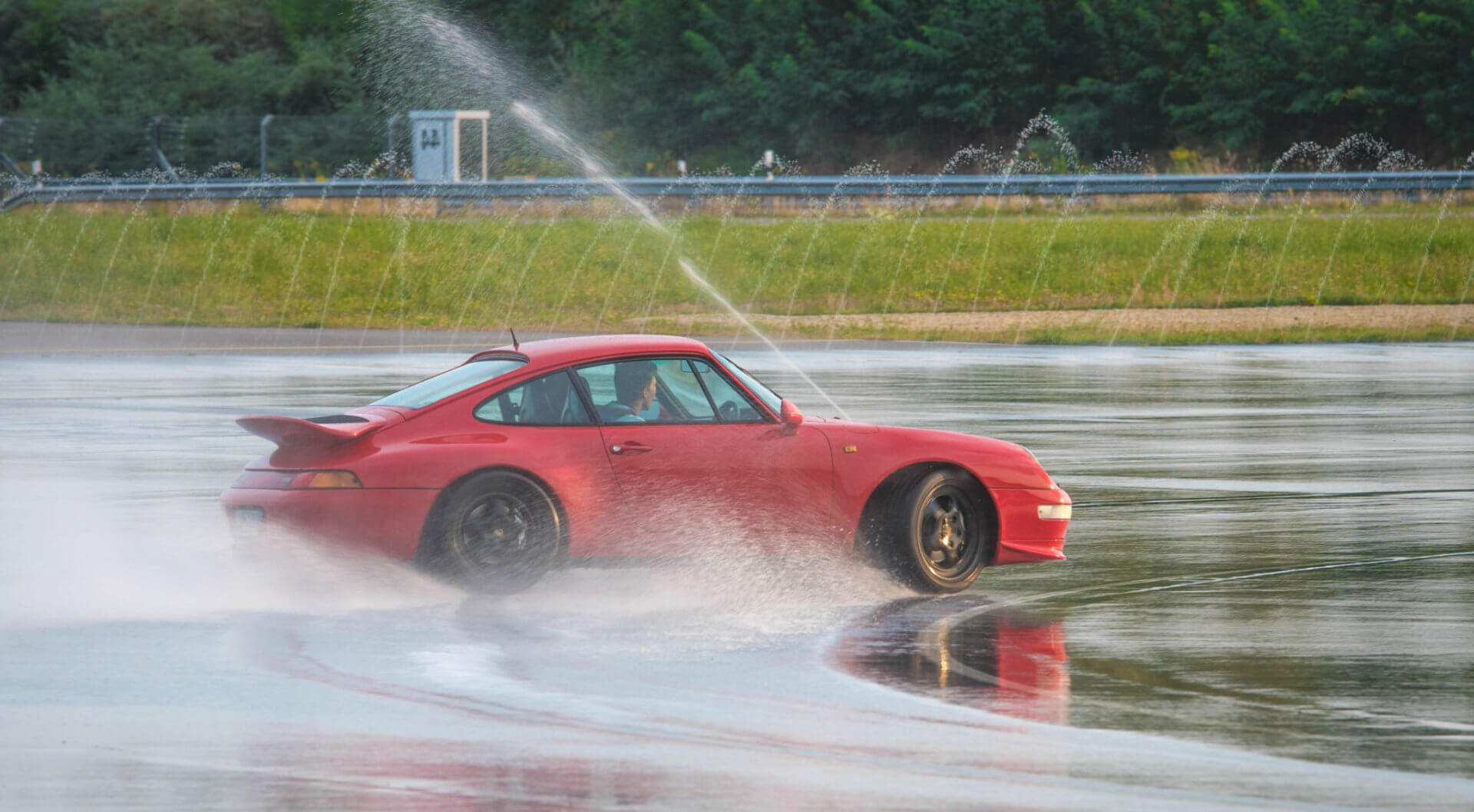 Driftender Porsche auf nasser Fahrbahn